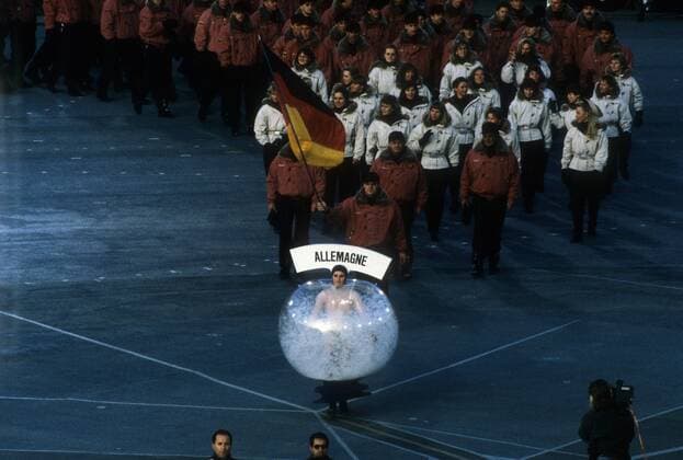 Einmarsch des deutschen Kaders während der Eröffnung der olympischen Winterspiele 1992 in Albertville mit Fahnenträger Wolfgang Hoppe OS Winter Olympische Winterspiele 1992, Olympia, Spiele, Totale Albertville