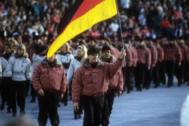 Einmarsch des deutschen Kaders während der Eröffnung der olympischen Winterspiele 1992 in Albertville mit Fahnenträger Wolfgang Hoppe Bobsport OS Winter Herren Olympische Winterspiele 1992, Olympia, Spiele, Totale Albertville