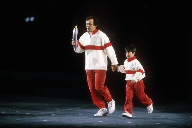 Michel Platini (Frankreich) während der Eröffnung der olympischen Winterspiele 1992 in Albertville mit einem Kind und der olympischen Fackel Fußball OS Winter Herren Olympische Winterspiele 1992, Olympia, Spiele, Gruppe Albertville