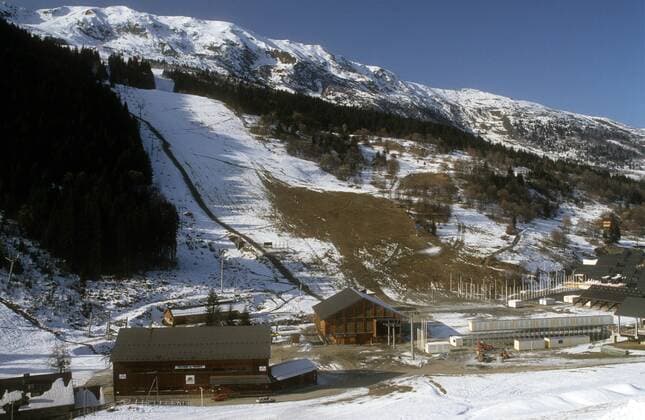 Streckenabschnitt und Zielraum der alpinen Damenwettbewerbe in Meribel im Rahmen der olympischen Winterspiele 1992 in Albertville Alpiner Skilauf OS Winter Damen Olympische Winterspiele 1992, Olympia, Spiele, Totale Meribel