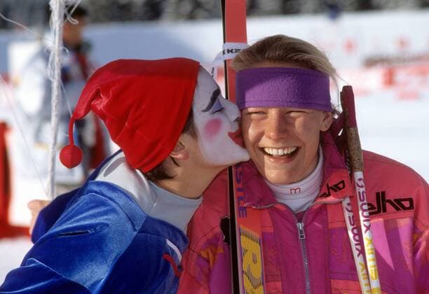 Antje Misersky (Deutschland), Olympiasiegerin über 15km, erhält den Siegerkuss von einem Clown Biathlon OS Winter Damen Olympische Spiele Albertville 1992, Winterspiele, 15km Gruppe Les Saisies Komik, Freude,
