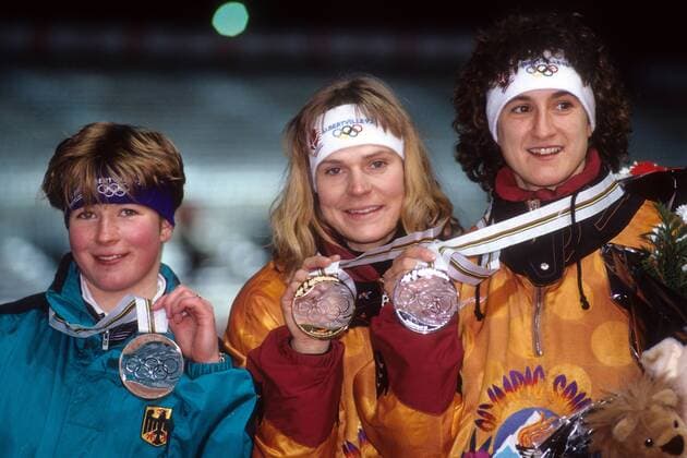 Siegerehrung 5000m Olympische Spiele 1992: Olympiasiegerin Gunda Niemann (Mitte) zwischen Heike Warnicke (re.) und Claudia Pechstein (alle Deutschland) Eisschnellauf OS Winter Damen Olympische Spiele 1992, Winterspiele, Gruppe Albertville Freude,