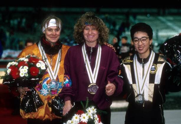 Siegerehrung 1500m Olympische Winterspiele Albertville 1992: Olympiasiegerin Jacqueline Börner (Mitte) zwischen Gunda Niemann (li., beide Deutschland) und Seiko Hashimoto (Japan) Eisschnellauf OS Winter Damen Olympische Spiele 1992, Winterspiele, Gruppe Albertville Freude,