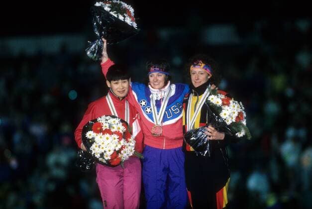 Siegerehrung 500m Olympische Winterspiele Albertville 1992: Olympiasiegerin Bonnie Blair (USA, Mitte) zwischen Ye Qiaobo (China, li.) und Christa Luding (Deutschland) Eisschnellauf OS Winter Damen Olympische Spiele 1992, Winterspiele, Gruppe Albertville