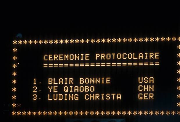 Anzeigetafel zur Siegerehrung der 500m der Olympische Winterspiele Albertville 1992: Olympiasiegerin Bonnie Blair (USA) gewinnt vor Ye Qiaobo (China) und Christa Luding (Deutschland) Eisschnellauf OS Winter Damen Olympische Spiele 1992, Winterspiele, Einzelbild Albertville