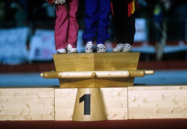 Beine dreier Eisschnellläuferinnen während einer Siegerehrung der Olympischen Spiele 1992 in Albertville auf dem Treppchen Eisschnellauf OS Winter Damen Olympische Spiele 1992, Winterspiele, Gruppe Albertville