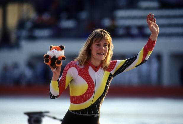 Gunda Niemann (Deutschland) jubelt, sie ist Olympiasiegerin über die 3000m der Olympischen Spiele 1992 in Albertville Eisschnellauf OS Winter Damen Olympische Spiele 1992, Winterspiele, Einzelbild Albertville Freude,