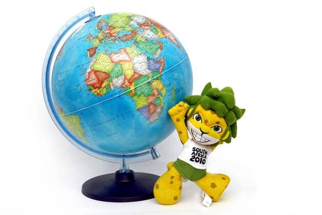 FUSSBALL - FIFA WM 2010, Vorberichte GRAZ,AUSTRIA,04.JAN.10 - FUSSBALL - FIFA Weltmeisterschaft 2010, Vorberichte. Bild zeigt das Maskottchen Zakumi und einen Globus.  o0 Vorschau