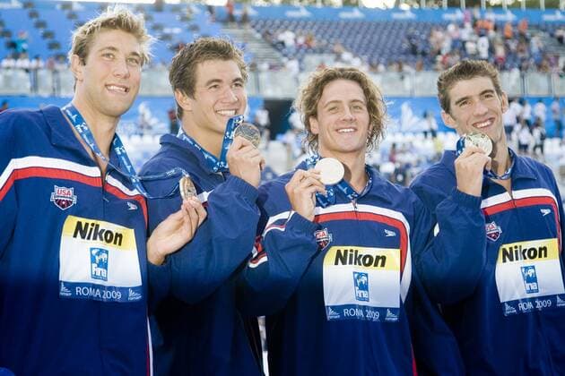 Die US-Freistilstaffel mit Matthew GREVERS, Nathan ADRIAN, Ryan LOCHTE und Michael PHELPS (vl) gewinnt Gold über 4x100m Schwimmen, Weltmeisterschaft in Rom am 26.07.2009 o0 Siegerehrung Sieg, Sieger Jubel, Freude Weltmeister Hymne Nationalhymne