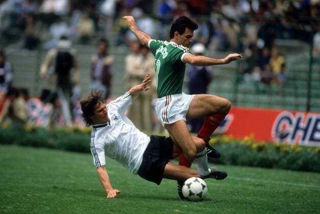 Lothar Matthäus (BR Deutschland, li.) gegen Javier Aguirre (Mexiko) DEUTSCHSPRACHIGE SPORTZEITSCHRIFTEN UND -ZEITUNGEN NUR NACH RÜCKSPRACHE Fußball Länderspiel Herren 1985 Gruppe Mexiko City Kampf,