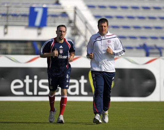 05.01.2010, Fussball 1.Liga: FC Bayern München Wintertrainingslager in Dubai, Training im Stadion vom Club ALNasr Dubai City, Mentaltrainer Philipp Laux (re) und Franck Ribery (Bayern München) drehen ihre Runden durch das Stadion. o0 Betreuer