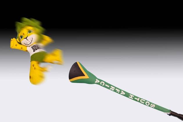 FIFA Weltmeisterschaft 2010, Vorberichte. Bild zeigt das Maskottchen Zakumi.  o0 Tröte Vuvuzela o0 Stofftier Plüschtier Puppe Stoffpuppe