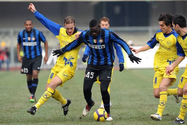Chievo Verona (gelb) vs. Inter Mailand (blau) Mario Balotelli-Luca Rigoni (l.) 