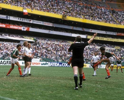 Ditmar Jakobs (2.li.), Michael Frontzeck (beide BR Deutschland, 3.li.) und Schiedsrichter Keith Hackett (England) DEUTSCHSPRACHIGE SPORTZEITSCHRIFTEN UND -ZEITUNGEN NUR NACH RÜCKSPRACHE Fußball Länderspiel Herren 1985 Gruppe Mexiko City