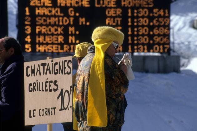 Bei den olympischen Winterspielen 1992 in Albertville stehen gegrillte Kastanien zum Verkauf bereit, doch einige Besucher ziehen die Zigarette vor Rennrodeln OS Winter Herren Olympische Spiele 1992, Winterspiele Einzelbild Albertville, La Plagne
