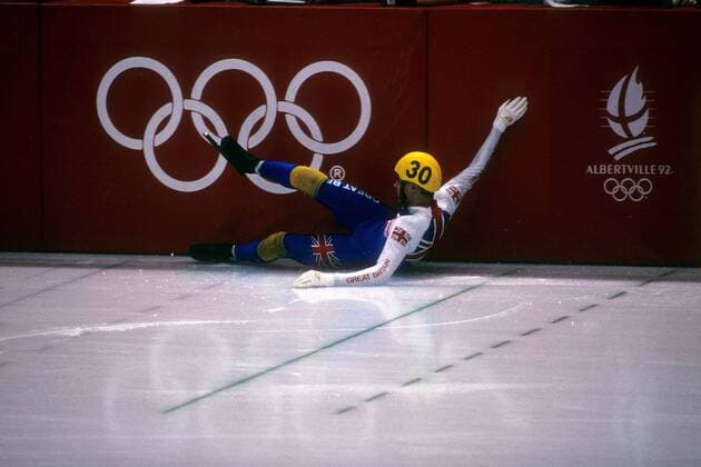 Willy O Reilly (Großbritannien) stürzt bei Olympia 1992 in Albertville OS Winter Herren Olympische Spiele 1992, Winterspiele, 1000m, Short Track o00 Shorttrack Einzelbild Aufnahmedatum geschätzt Albertville