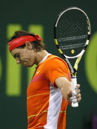 Qatar Exxon Mobil Open 2010, Rafael Nadal (ESP) entschuldigt sich für einen verschlagenen Ball, o0 Enttäuschung