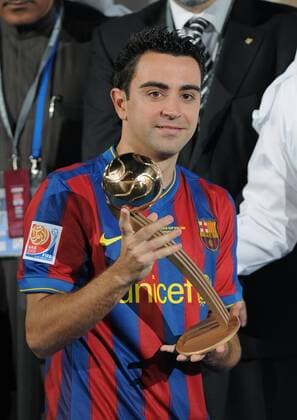Club WM 2009 - FC Barcelona Xavi (Barca) mit dem Bronzenen Ball für Platz 3. in der Spielerwertung.  o0 Pokal Trophäe Objekte