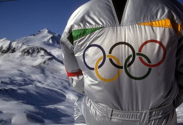 Beobachter mit den Olympischen Ringen auf dem Rücken am Rande der Abfahrt der Olympischen Spiele 1992 Alpiner Skilauf Damen Olympische Spiele Albertville 1992, Winterspiele, Ski Alpin, Skisport, Abfahrt Einzelbild Val d Isere, dIsere