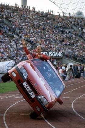 Hans Pflügler (Bayern) dreht als frischgebackener Deutscher Meister eine Ehrenrunde auf zwei Rädern - DEUTSCHSPRACHIGE SPORTZEITSCHRIFTEN UND -ZEITUNGEN NUR NACH RÜCKSPRACHE Fußball 1. BL Herren Saison 1989 1990, FC Bayern München Einzelbild München Komik, Freude,