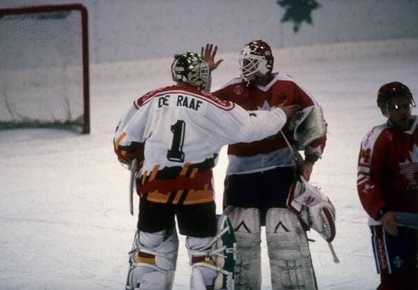 Die Torhüter Helmut de Raaf (Deutschland, li.) und Sean Burke (Kanada) Eishockey OS Winter Herren Olympische Spiele 1992, Winterspiele, Länderspiel, Nationalteam, Nationaltrikot, Gruppe Meribel o00 Albertville Harmonie,
