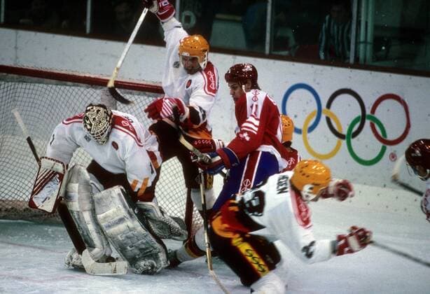 Torwart Helmut de Raaf (Deutschland, li.) in Bedrängnis Eishockey OS Winter Herren Olympische Spiele 1992, Winterspiele, Länderspiel, Nationalteam, Nationaltrikot, Gruppe Meribel o00 Albertville Dynamik, Abwehr, Kampf,
