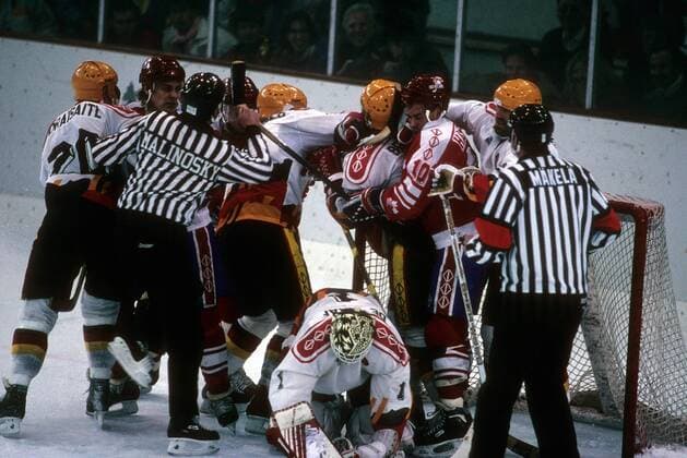 Rangelei im Spiel zwischen Kanada und Deutschland, Linesman Malinosky greift ein, re. Schiedsrichter Mäkelä Eishockey OS Winter Herren Olympische Spiele 1992, Winterspiele, Länderspiel, Nationalteam, Nationaltrikot, Totale Meribel o00 Albertville Spannung,