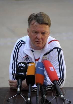 08.01.2010, Fussball 1.Liga: FC Bayern München, Wintertrainingslager in Dubai, Pressekonferenz, Trainer Louis van Gaal (Bayern München) nachdenklich.