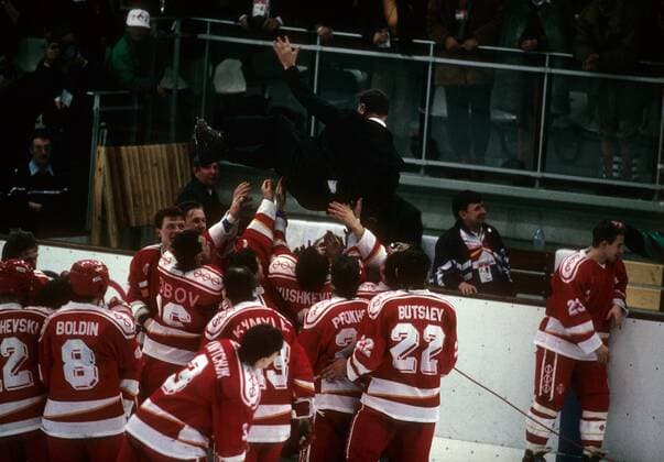 Olympiasieger GUS lässt Nationaltrainer Viktor Tikhonov hochleben Eishockey OS Winter Herren Olympische Spiele Albertville 1992, Winterspiele, Länderspiel, Nationalteam, Finale Totale Meribel Freude,