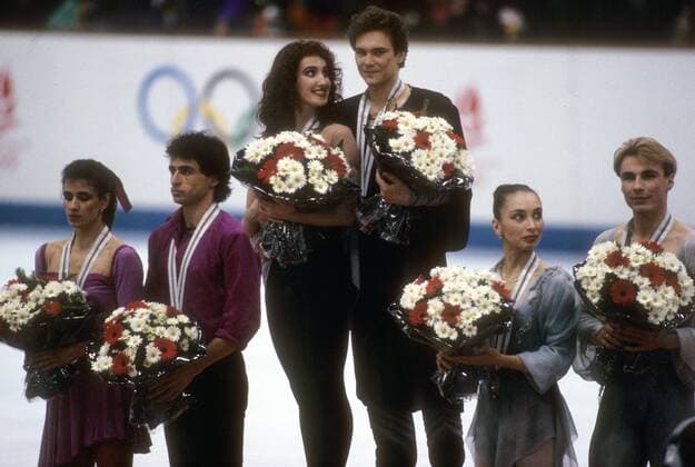 Siegerehrung Eistanz Olympische Spiele 1992: Olympiasieger Marina Klimova und Sergei Ponomarenko (GUS, Mitte) zwischen Isabelle Duchesnay und Paul Duchesnay (beide Frankreich, li.) sowie Maya Ussova und Alexander Shulin (beide GUS) OS Winter Olympische Spiele 1992, Winterspiele, Eistanz Gruppe Albertville Freude,