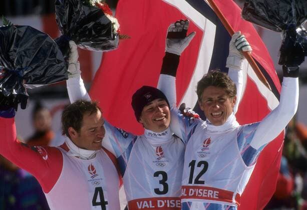 Siegerehrung Super G Olympische Spiele 1992: Olympiasieger Kjetil Andre Aamodt (Norwegen, Mitte) zwischen Marc Girardelli (Luxemburg, li.) und Jan Einar Thorsen (Norwegen) Alpiner Skilauf OS Winter Herren Olympische Spiele Albertville 1992, Winterspiele, Super G o00 Ski Gruppe Val d Isere, dIsere Freude,