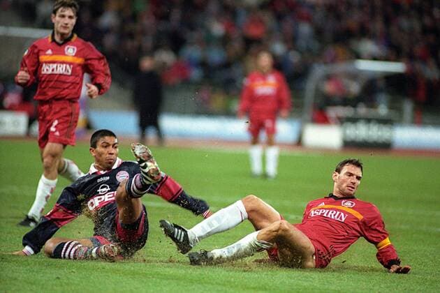 Giovane Elber (Bayern, li.) gegen Jens Nowotny und Robert Kovac (beide Leverkusen, hi.) - DEUTSCHSPRACHIGE SPORTZEITSCHRIFTEN UND -ZEITUNGEN NUR NACH RÜCKSPRACHE Fußball 1. BL Herren DEUTSCHSPRACHIGE SPORTZEITSCHRIFTEN UND -ZEITUNGEN NUR NACH RÜCKSPRACHE, Saison 1998 1999 Gruppe München Dynamik, Kampf,