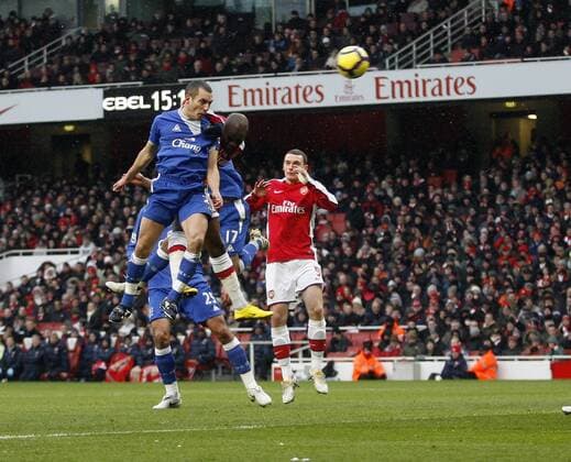 Everton FC s Leon Osman (L) scoring - Barclays Premier League Arsenal FC London v Everton FC 9th January, 2010 EDITORIAL USE ONLY. No use with unauthorised audio, video, data, fixture lists, club league logos or live services. Online in-match use limited to 120 images, no video emulation. No use in betting, games or single club league player publications.