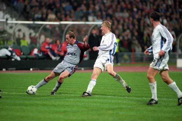 Mario Basler (Bayern, li.) gegen Andriy Husin (Kiew) - DEUTSCHSPRACHIGE SPORTZEITSCHRIFTEN UND -ZEITUNGEN NUR NACH RÜCKSPRACHE Fußball EC 1 Herren DEUTSCHSPRACHIGE SPORTZEITSCHRIFTEN UND -ZEITUNGEN NUR NACH RÜCKSPRACHE, Champions League 1998 1999 Gruppe München Dynamik,