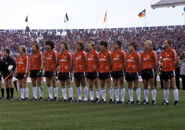 Vorstellung Frankfurt, v.li.: Bernd Hölzenbein, Torwart Jürgen Pahl, Bruno Pezzey, Karl Heinz Körbel, Ronald Borchers, Michael Sziedat, Bum Kun Cha, Werner Lorant, Bernd Nickel, Norbert Nachtweih und Willi Neuberger - DEUTSCHSPRACHIGE SPORTZEITSCHRIFTEN UND -ZEITUNGEN NUR NACH RÜCKSPRACHE Fußball Herren DFB Pokal 1980 1981, Pokalspiel, Finale, Pokalfinale, Eintracht Frankfurt Totale Stuttgart