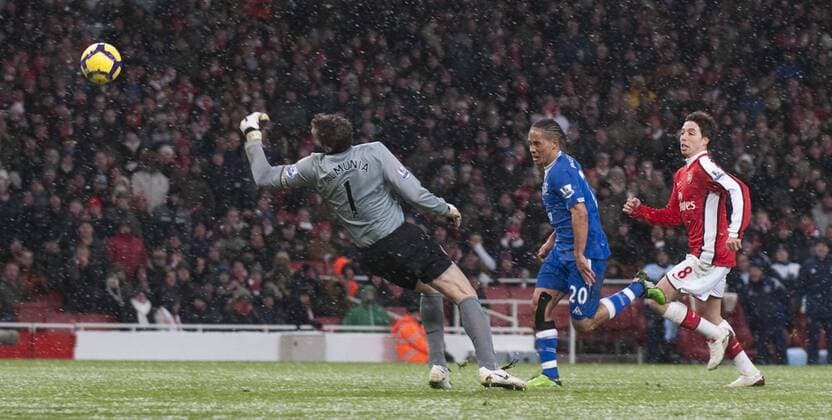 LONDON, ENGLAND - Saturday, January 9, 2010: Everton s Steven Pienaar (C) chips the ball over Arsenal s goalkeeper Manuel Almunia to score the second goal during the Premiership match at the Emirates Stadium. (Photo by David Rawcliffe Propaganda) xHOCHxZWEIx xPropagandax  o0 Tor FC