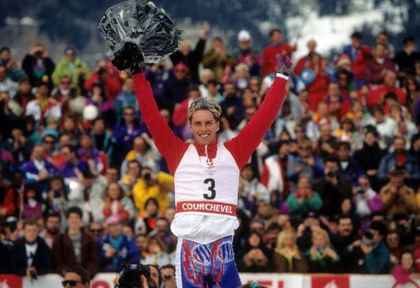 Fabrice Guy (Frankreich) feiert seinen Olympiasieg in der Nordischen Kombination Nordische Kombination OS Winter Herren Olympische Spiele Albertville 1992, Winterspiele, Skisport, Ski Einzelbild Aufnahmedatum geschätzt Courchevel