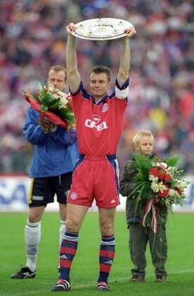 Thomas Helmer (Bayern) feiert die deutsche Meisterschaft 1999 - DEUTSCHSPRACHIGE SPORTZEITSCHRIFTEN UND -ZEITUNGEN NUR NACH RÜCKSPRACHE Fußball 1. BL Herren DEUTSCHSPRACHIGE SPORTZEITSCHRIFTEN UND -ZEITUNGEN NUR NACH RÜCKSPRACHE, Saison 1998 1999 Gruppe München Begeisterung, Freude,