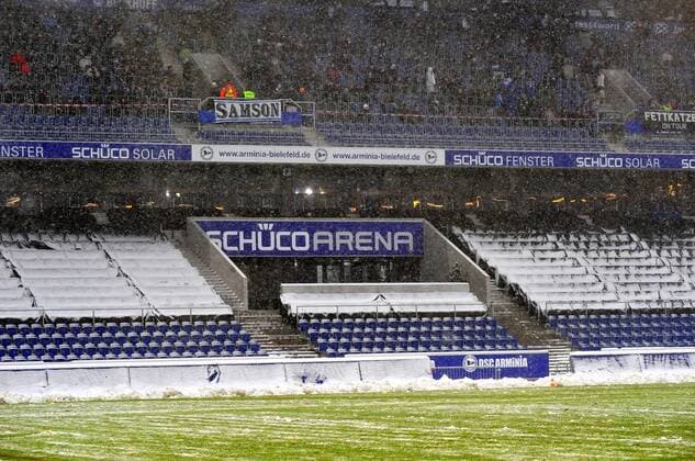 Fußball, Stadiongeschichte Arminia Bielefeld Arminia Bielefeld: verschneite Schüco-Arena o00 Schriftzug