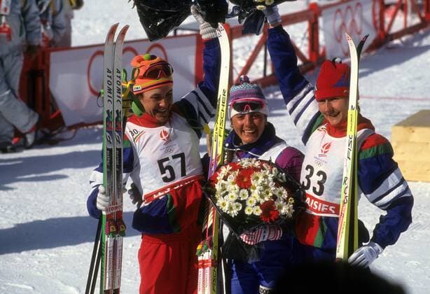 Stefania Belmondo (Italien, Mitte), Olympiasiegerin über die 30km der Olympischen Winterspiele 1992, zwischen Ljubov Jegorova (li.) und Jelena Välbe (beide GUS) Nordischer Skilauf OS Winter Damen Olympische Spiele Albertville 1992, Winterspiele, Ski Nordisch, Skisport, Langlauf Gruppe Aufnahmedatum geschätzt Les Saisies Freude, Begeisterung,
