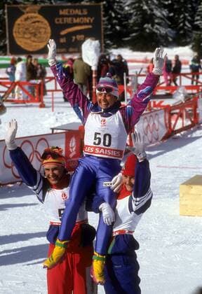 Stefania Belmondo (Italien, Mitte), Olympiasiegerin über die 30km der Olympischen Winterspiele 1992, zwischen Ljubov Jegorova (li.) und Jelena Välbe (beide GUS) Nordischer Skilauf OS Winter Damen Olympische Spiele Albertville 1992, Winterspiele, Ski Nordisch, Skisport, Langlauf Gruppe Aufnahmedatum geschätzt Les Saisies Harmonie, Freude, Begeisterung, Kameradschaft,