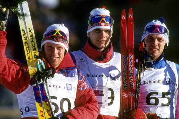 OLYMPIC LEGENDS: Thomas Alsgaard Siegerehrung 30km Langlauf bei den Olympischen Spielen 1994 in Lillehammer: V.li.: Björn Dählie (NOR), Olympiasieger Thomas Alsgaard (NOR), Mika Myllylä (FIN) Nordischer Skilauf OS Winter Herren Olympische Winterspiele 1994, Spiele, Olympia, Gruppe Lillehammer