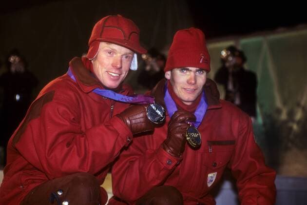 OLYMPIC LEGENDS: Thomas Alsgaard Siegerehrung 30km Langlauf der Herren bei den olympischen Spielen in Lillehammer v.li.: Björn Dählie (NOR) und Olympiasieger Thomas Alsgaard (NOR) Nordischer Skilauf OS Winter Herren Olympische Winterspiele 1994, Spiele, Olympia, Gruppe Lillehammer Freude,