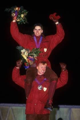 OLYMPIC LEGENDS: Thomas Alsgaard Siegerehrung 30km Langlauf der Herren bei den olympischen Spielen in Lillehammer v.li.: Björn Dählie (NOR) und Olympiasieger Thomas Alsgaard (NOR, obenauf) Dählie ist mit 8 Gold und 4 Silbermedaillen der erfolgreichste Athlet in der Geschichte der olympischen Winterspiele Nordischer Skilauf OS Winter Herren Olympische Winterspiele 1994, Spiele, Olympia, Gruppe Lillehammer Freude,