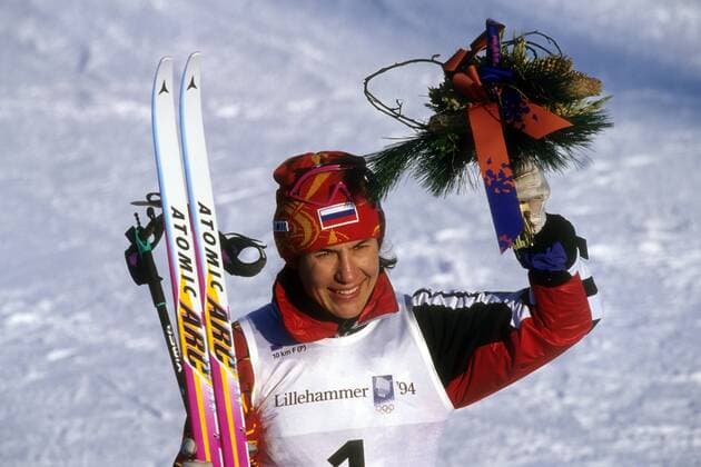 Siegerehrung 10km Langlauf Verfolgung bei den Olympischen Spielen 1994 in Lillehammer: Olympiasiegerin Ljubov Egorova (RUS) Nordischer Skilauf OS Winter Damen Olympische Winterspiele 1994, Spiele, Olympia, Einzelbild Lillehammer Freude,