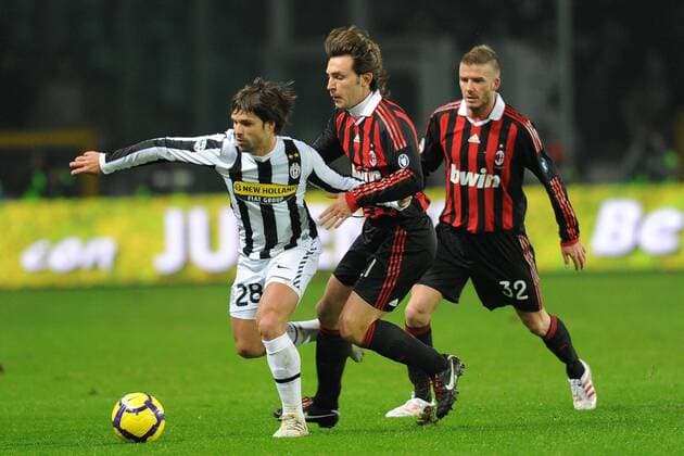 Juventus Turin (weiß) vs. AC Mailand (rot), v.li.: Diego, Andrea Pirlo, David Beckham 