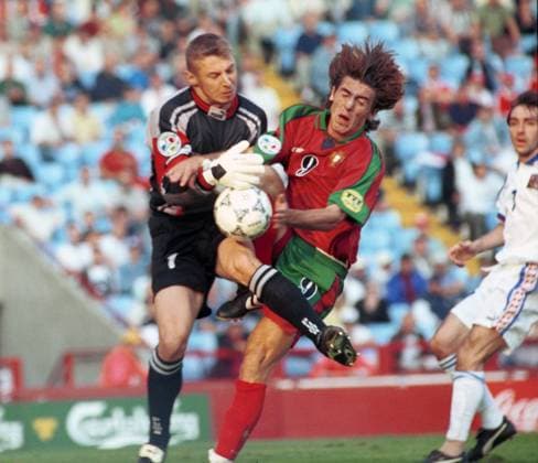 Czech goalie Petr Kouba is seen saving the ball infront of Ricardo SA PINTO (POR) during the quarterfinal match against Portugal. EURO 96, Birmingham, June 23, 1996. (CTKxPhoto MichalxDolezal) 