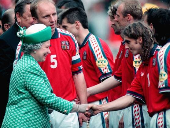 Fußball, EM Finale 1996 in London, Deutschland - Tschechien 2:1 n.V. Queen Elisabeth II. (GBR) is being greeted by czech soccer player Karel Poborsky (right), captain Miroslav Kadlec (middle, nr. 5) prior the Euro 96 final match Czech Republic - Germany in London, Wembley, June 30, 1996. (CTKxPhoto MichalxDolezal)  o0 people