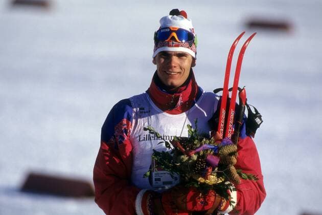 OLYMPIC LEGENDS: Thomas Alsgaard Olympiasieger Thomas Alsgaard (NOR) bei der Siegerehrung im 30km Langlauf bei den olympischen Winterspielen 1994 Nordischer Skilauf OS Winter Herren Olympische Winterspiele, Olympia, Spiele, Ski Nordisch, Skisport 1994, Lillehammer Freude,