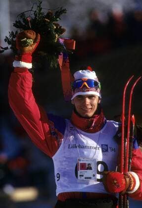 OLYMPIC LEGENDS: Thomas Alsgaard Olympiasieger Thomas Alsgaard (NOR) bei der Siegerehrung im 30km Langlauf bei den olympischen Winterspielen 1994 Nordischer Skilauf OS Winter Herren Olympische Winterspiele, Olympia, Spiele, Ski Nordisch, Skisport 1994, Lillehammer Freude,